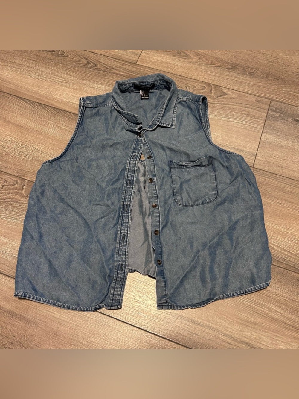 Sleeveless Denim Button-Up Shirt - Light Blue - size medium